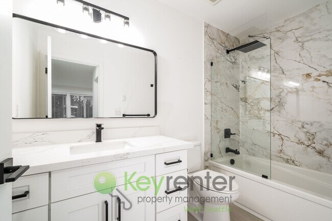 Foto del edificio - **Rent Special** Modern 3 Bedroom Seattle Home with Vaulted Ceilings