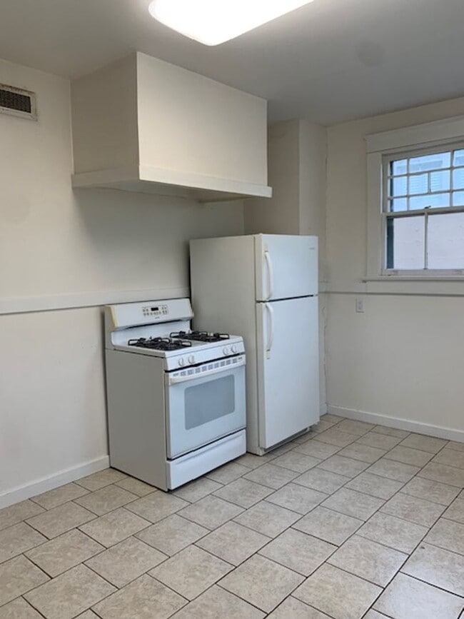Building Photo - Charming 2 bedroom/ 1 bath with cute archi...