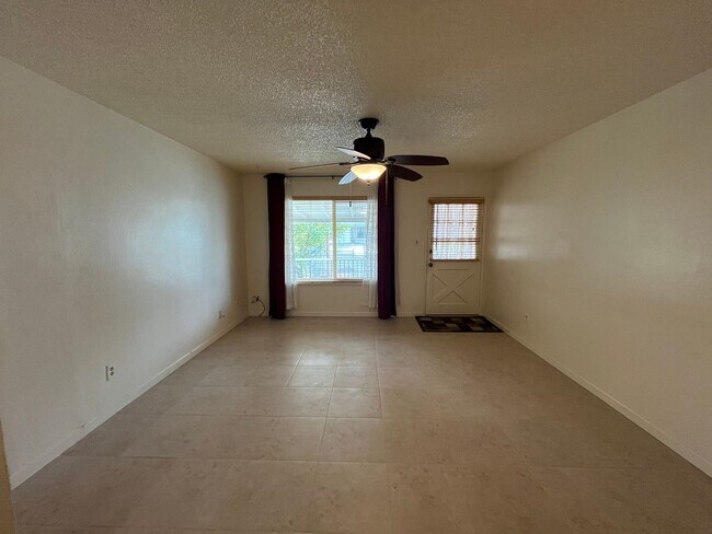 Foto del edificio - Spacious 3 bed 1 bath plus bonus room! Pet friendly with nice size back yard