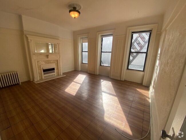 Building Photo - Steps from Central Park, Beautiful floor t...