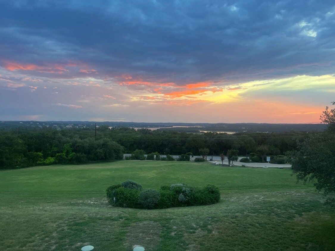Foto principal - Stunning Hill Country Condo with Lake Views!