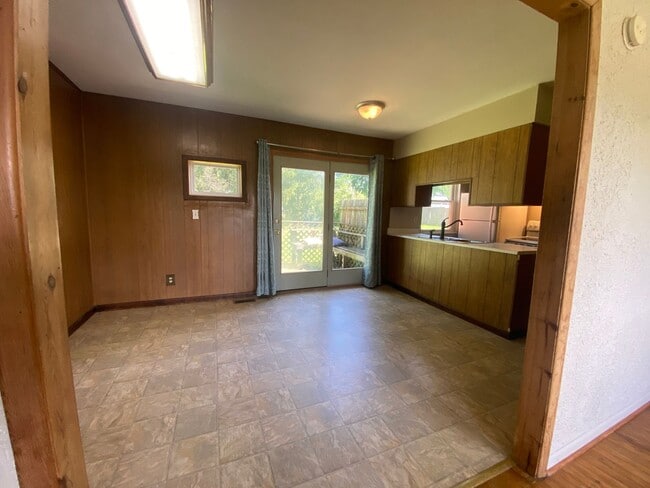 Building Photo - 3 Bedroom, 2 Bathroom Home on Bloomington'...