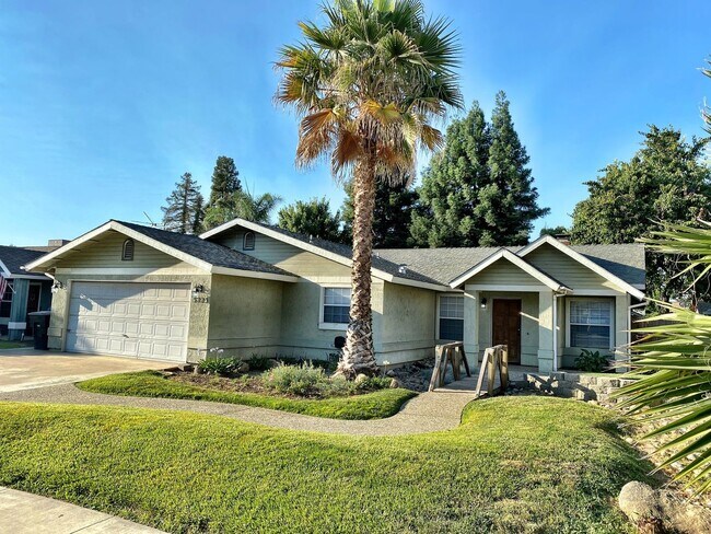 Building Photo - 5223 W. IRIS CT. - 3 BED 2 BATH - SW VISALIA