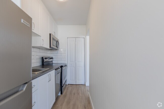 1 chambre, 1 salle de bain - 57 m² - Cuisine - 318, 332 & 352 Patricia Avenue