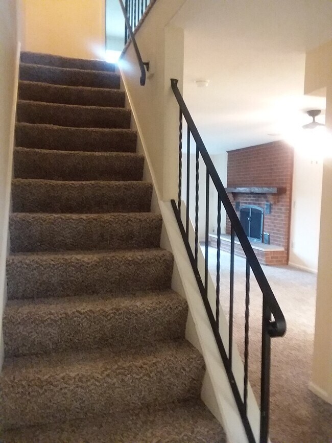 Entrada - 9507 Centerbrook Ct