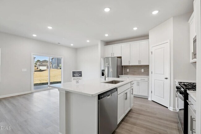 Foto del edificio - Room in House on Hoff Ct