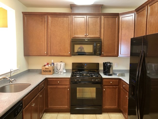 Building Photo - 1322 Sierra Dr