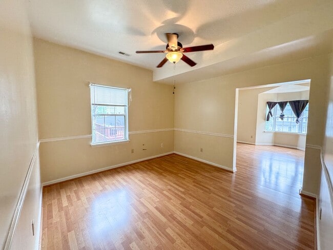 Building Photo - 3Bed/2.5Bath Townhouse