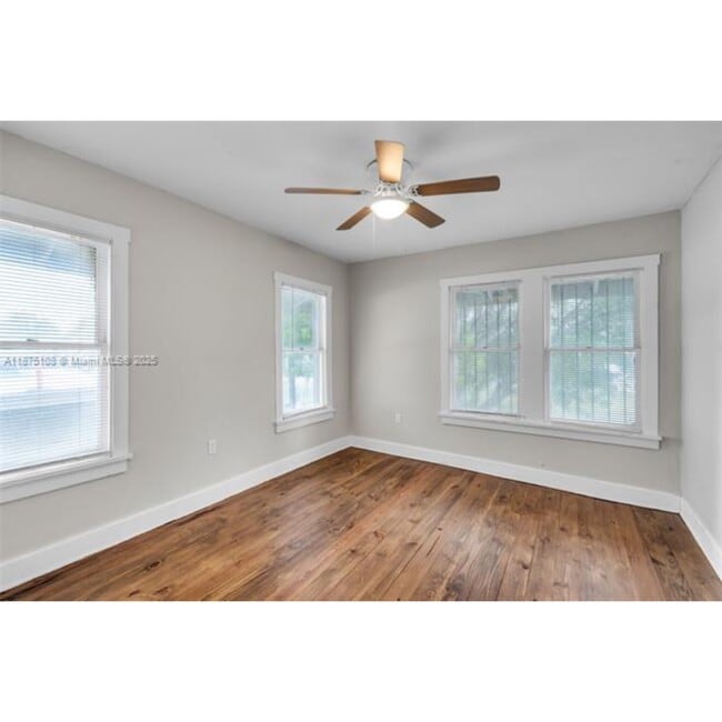 Building Photo - 314 NE 26th Ter