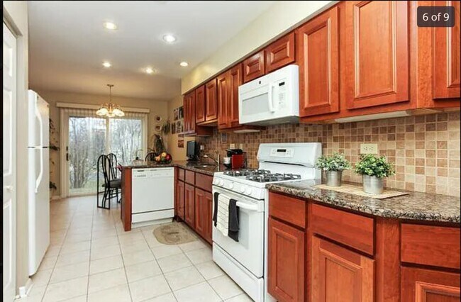 kitchen - 1155 Orleans Dr