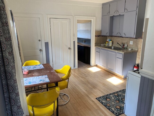 Kitchen - 3725 S Pine Ave