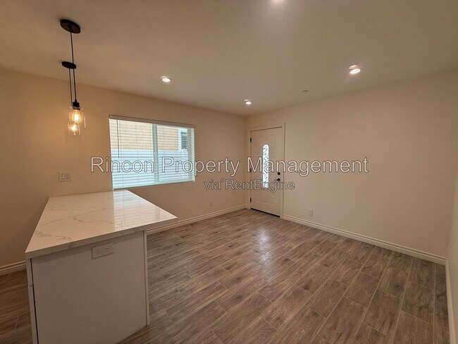Foto del edificio - 921 Aurora Dr