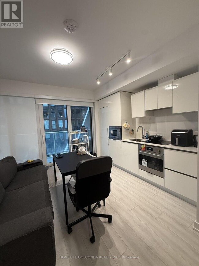 Building Photo - 230 Simcoe St