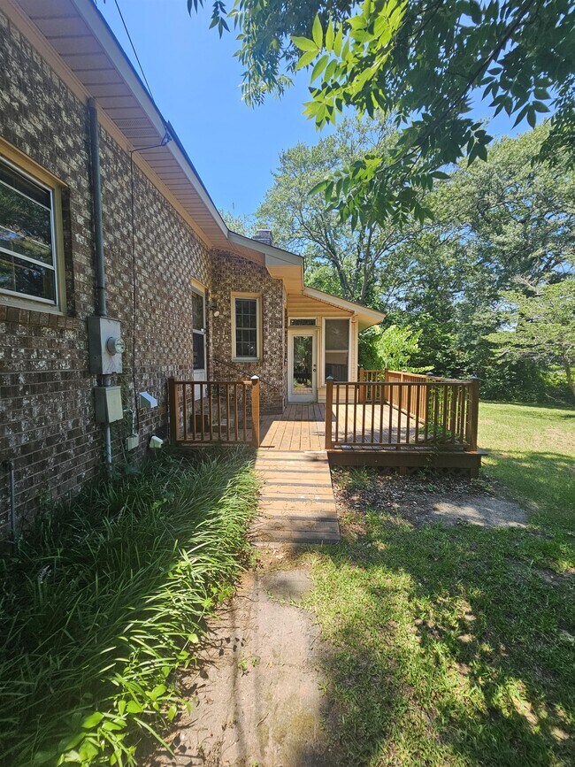 Foto del edificio - 122 Old Chapin Rd