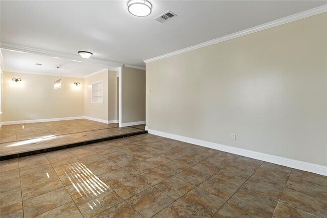 Building Photo - 14026 Woodthorpe Ln