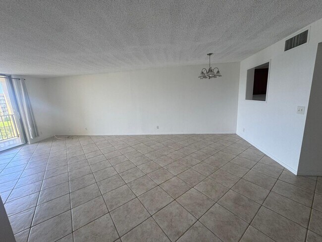 Building Photo - 2828 Tennis Club Dr