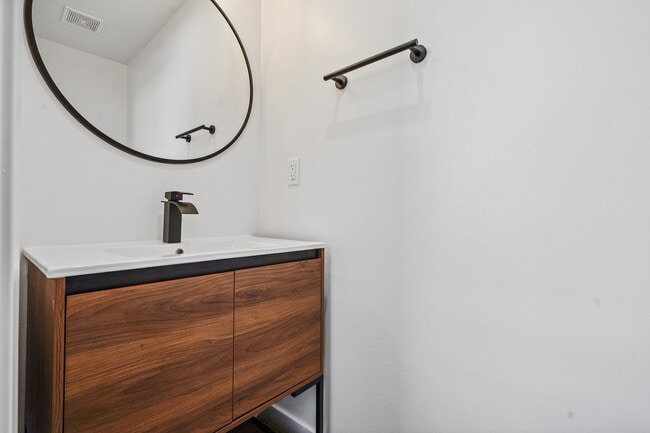 Baño 2 - 2318 W 2nd St