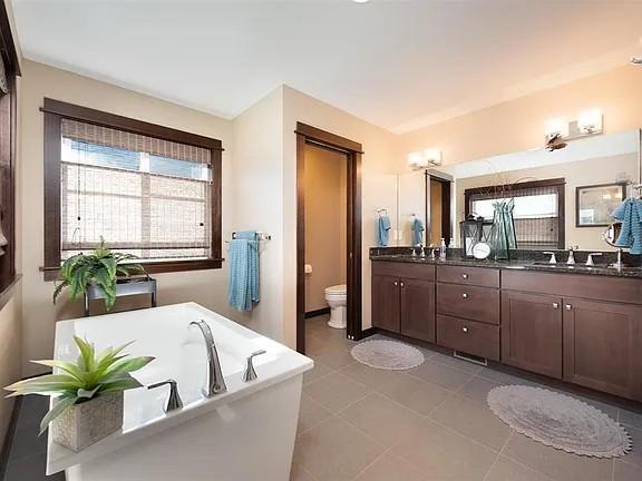 Foto del edificio - 4894 Triumph St