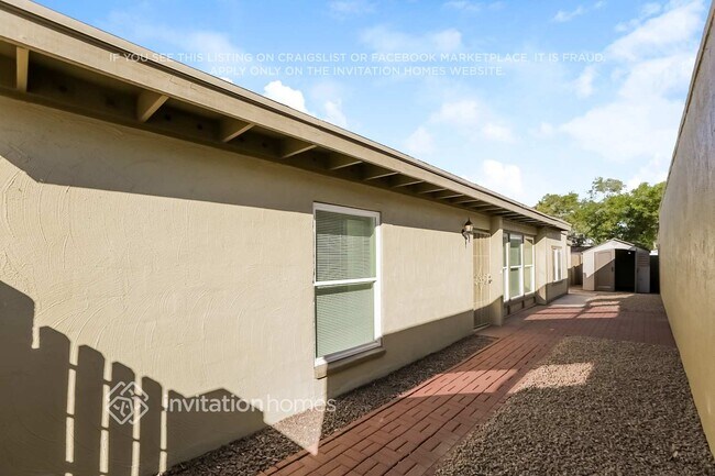 Building Photo - 436 W La Jolla Dr