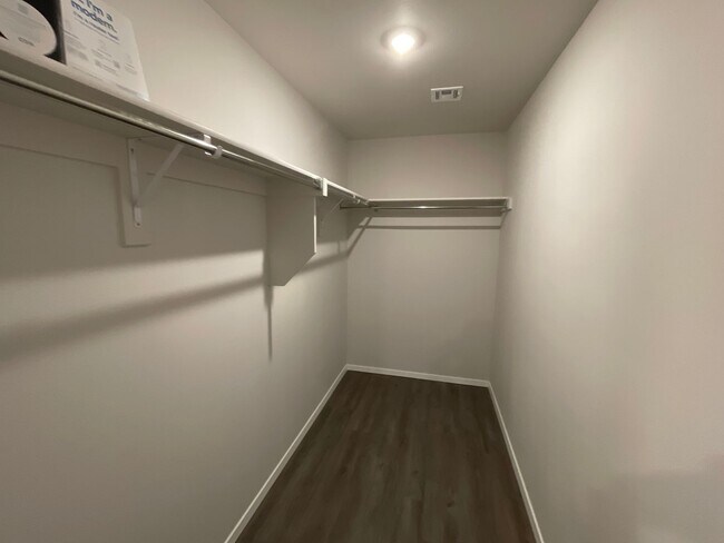 Foto del edificio - *New Year, New Home Special* BRAND NEW Fou...