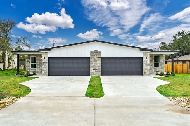 Foto del edificio - New Lago Vista Duplex
