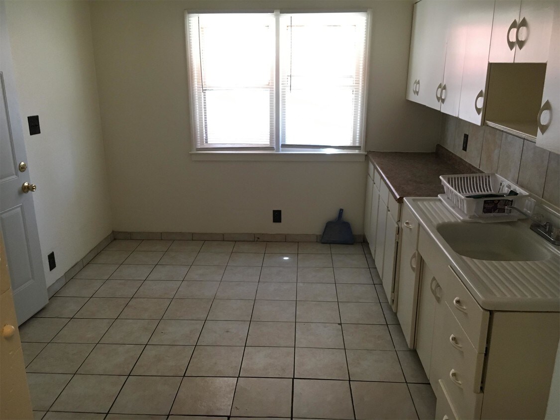 Primary Photo - 4407 W Capitol Dr