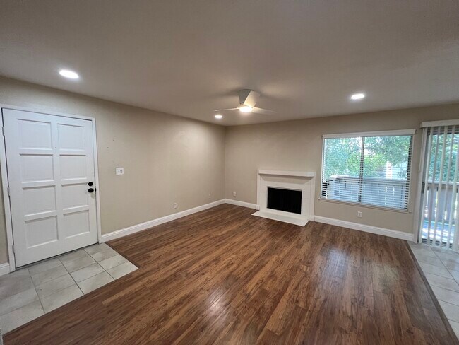 Building Photo - 3701 Colonial Dr