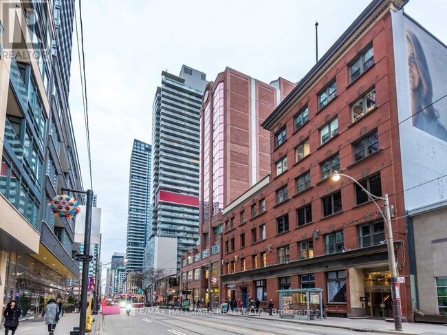Building Photo - 393-1393 King St W