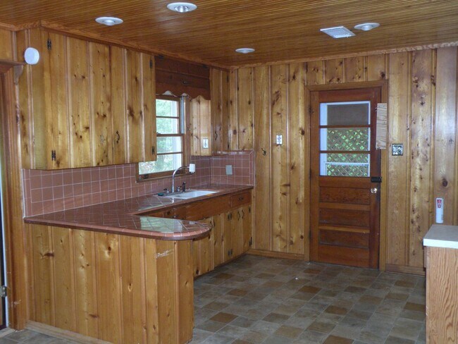 Foto del edificio - 3  BR 1 BA brick home on large lot.