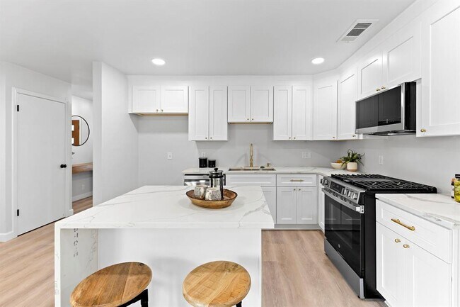 Foto del edificio - 7302 Hartnell Dr