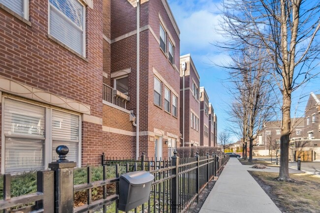 Building Photo - 834 E 42nd Pl