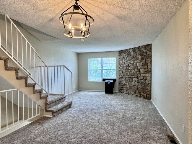 Building Photo - Freshly Updated 2BD/1.5BA Townhome in Dutc...