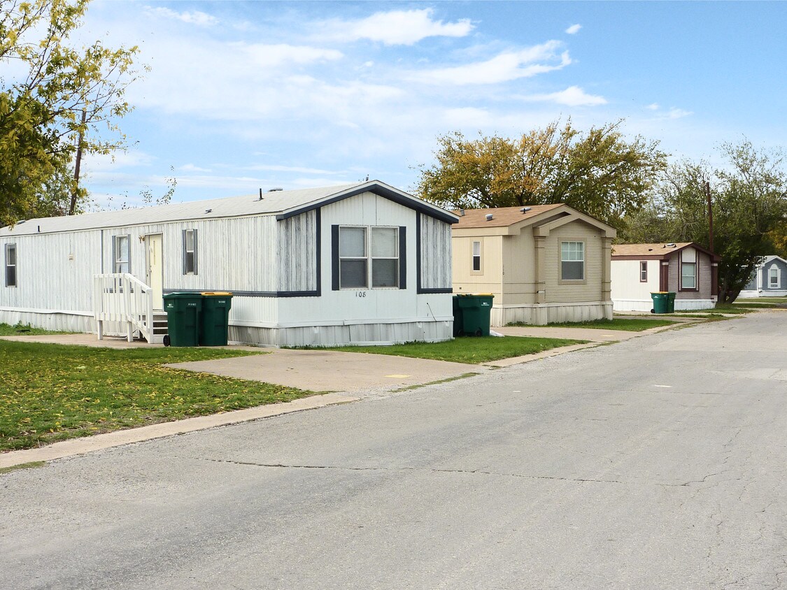 Town & Country Village Apartments in Glenn Heights, TX