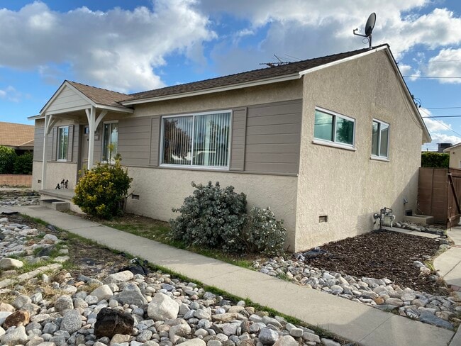 Three bedrooms single family house - 8015 Teesdale Ave