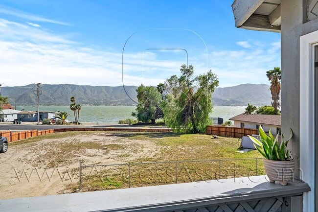 Foto del edificio - Charming Upstairs 2 Bed/1 Bath Unit With F...