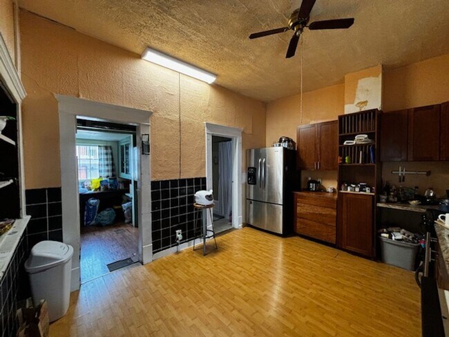 Foto del edificio - 7 Bedroom House close to Shopping and What...