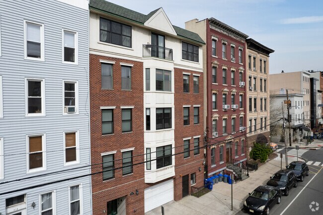 Building Photo - 416 Grand St