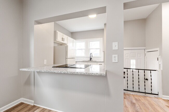 Building Photo - 1560 Walsh Ave