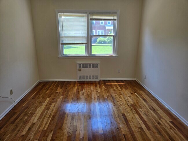 Foto del edificio - 242 Glenbrook Rd