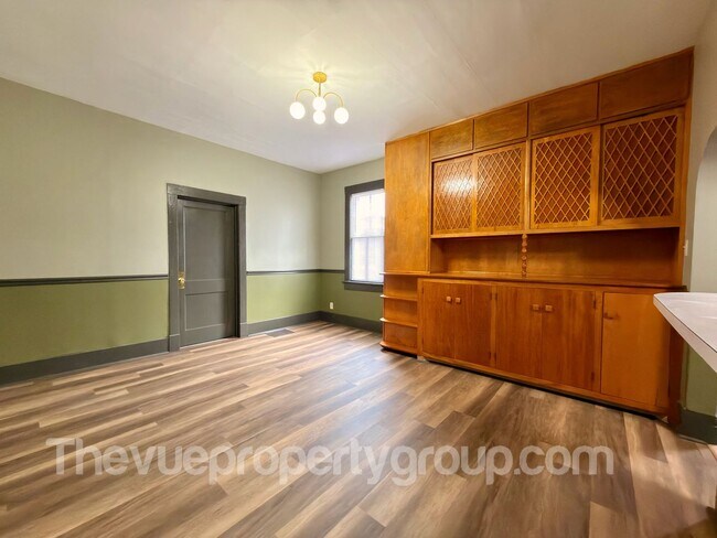 Foto del edificio - Charming Three-Bedroom with Garage & Fenced Yard