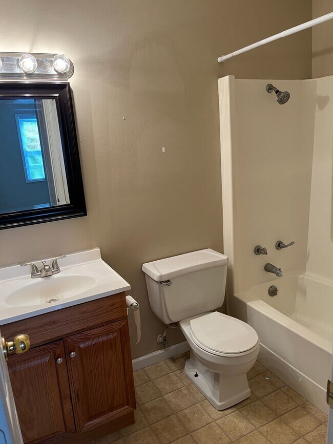 Foto del edificio - 2 Bedroom, 1.5 Bath - Warsaw, Carport Included