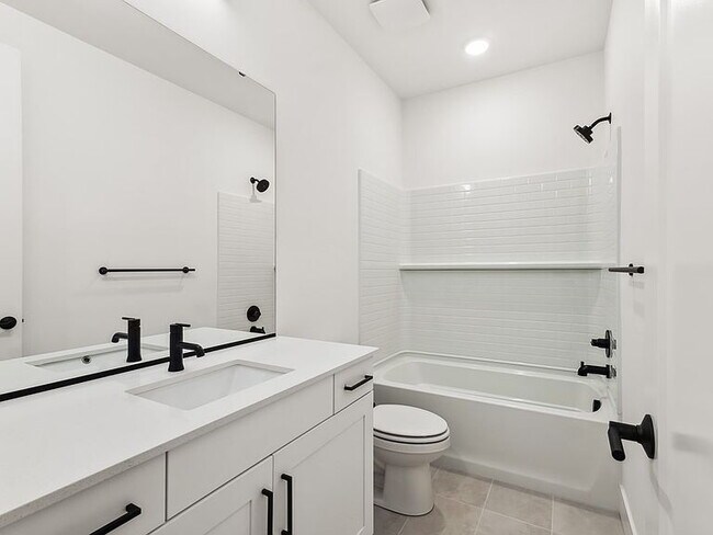 Building Photo - "Spacious 2-Bedroom Condo Oasis with 2 Baths in Prime Redmond Location – 1539 Sq Ft of Comfort!"