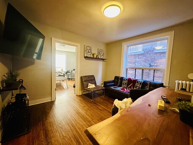 Photo du bâtiment - 597 St Clair Ave W