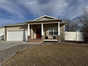 Building Photo - 784 Dutton St