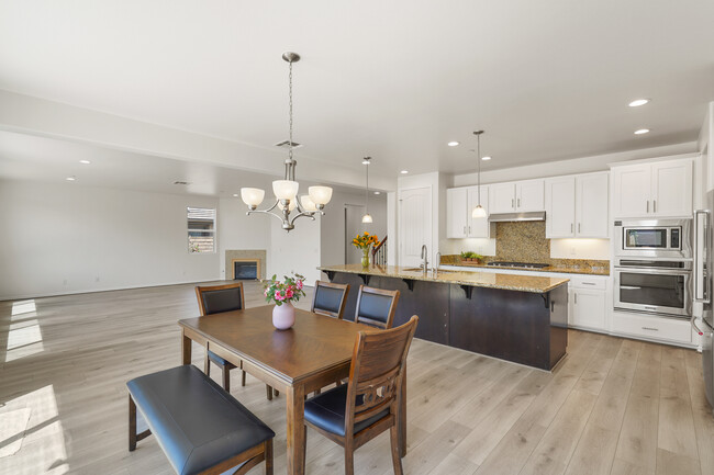 Building Photo - 152 W Avenida de los Arboles