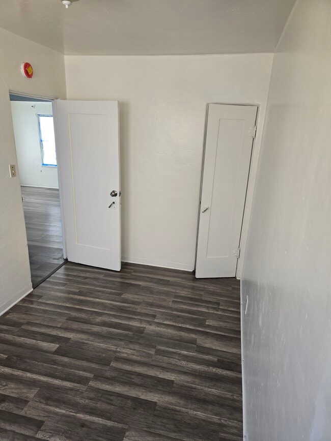 Building Photo - 611 W 85th St