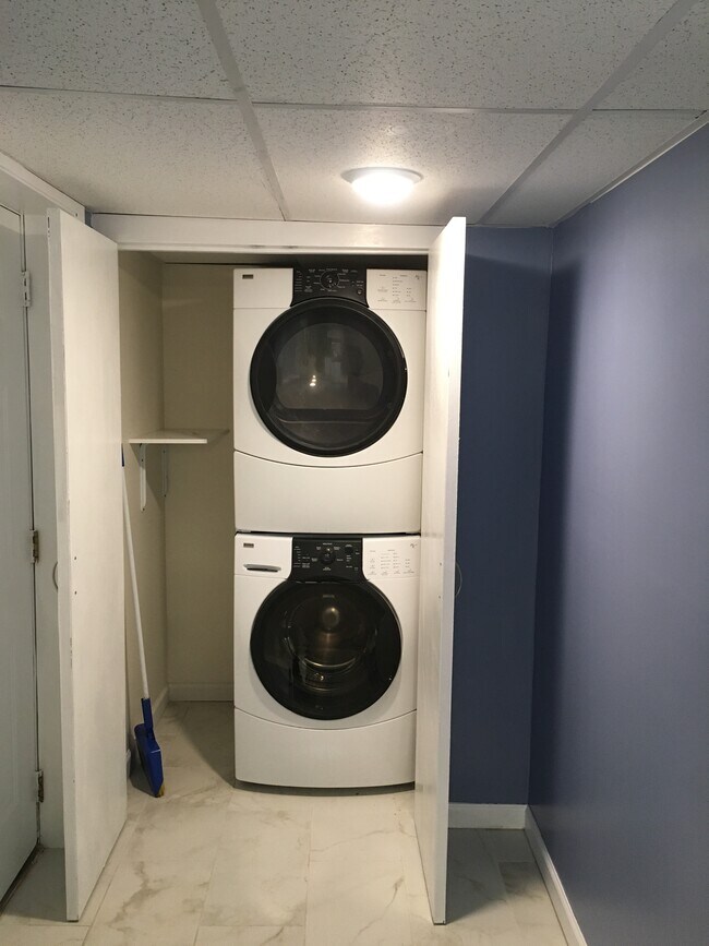 Brand new Full sized washer and dryer (this is a picture of the previous ones - new ones being deliv - 7322 28th Ave SW