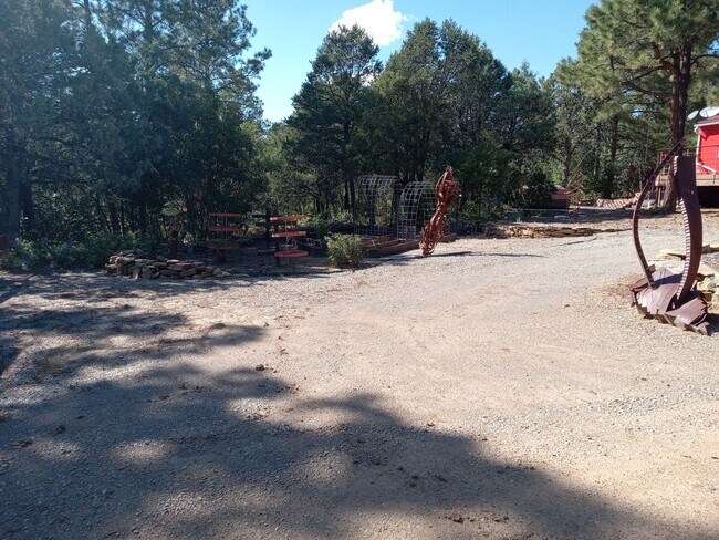 Foto del edificio - COZY HOME IN THE BEAUTIFUL TOWN OF TIJERAS | Showings available NOW!!