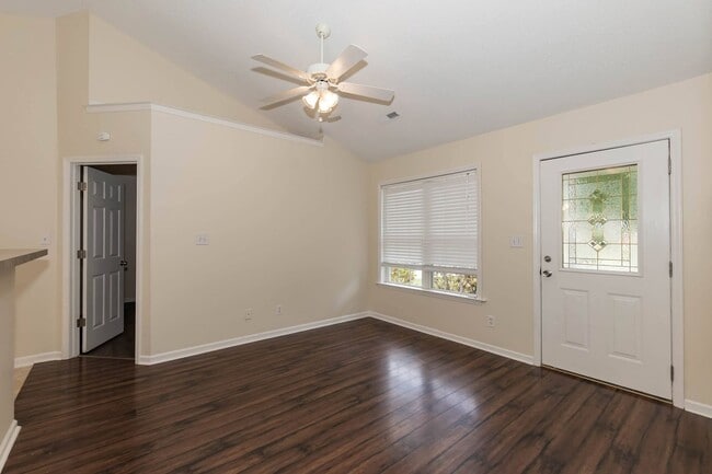 Building Photo - THREE BEDROOM HOME WITH LARGE YARD!