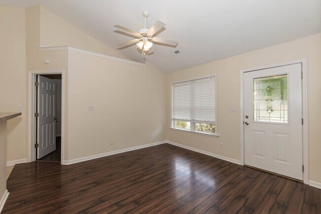 Foto del edificio - THREE BEDROOM HOME WITH LARGE YARD!